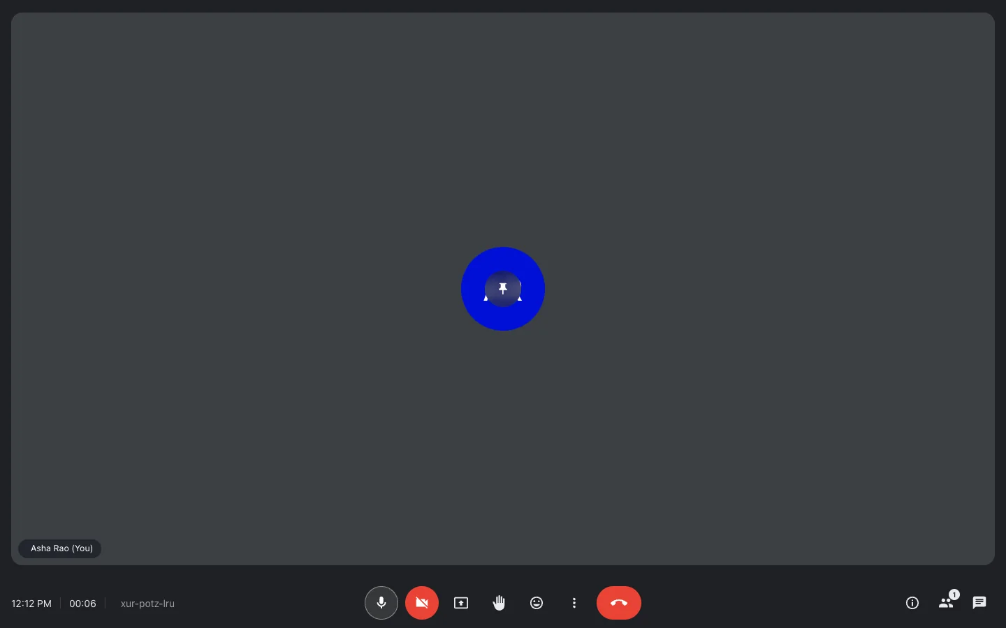 Meeting grid with a shared screen and chat panel